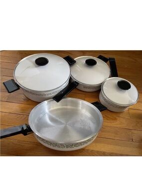 Vtg West Bend Laureleaf 4 Piece Pots Set: 5, 2.5, 1.5 qt, 3 lids & 10in Skillet